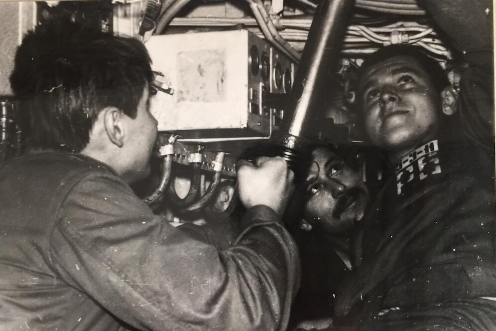 submarine crew repair water leaks